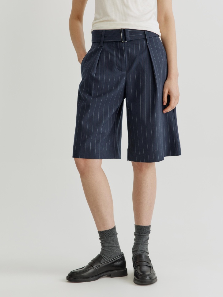 шорты-бермуды из костюмной ткани с поясом от бренда sela вид слева