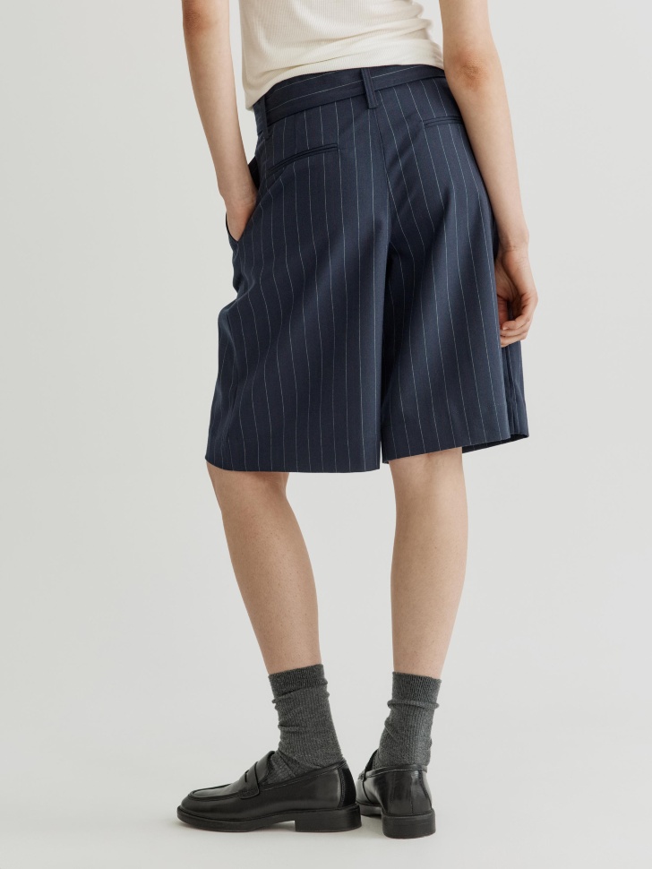 шорты-бермуды из костюмной ткани с поясом по цене 3299 руб вид справа