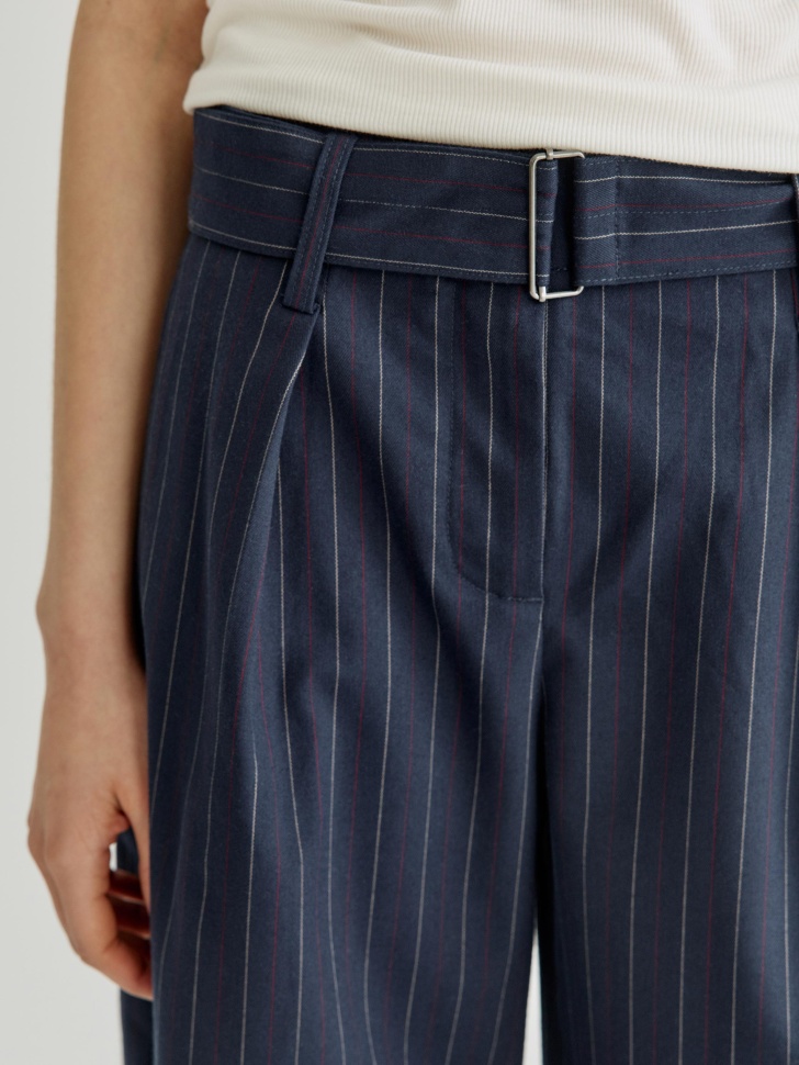 шорты-бермуды из костюмной ткани с поясом из россии вид сбоку