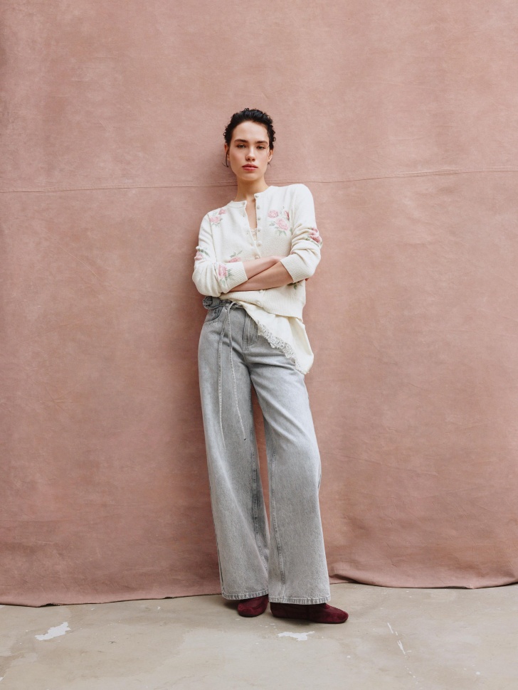 вязаный кардиган с цветочным принтом от бренда sela вид слева