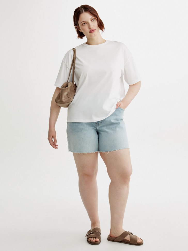 базовые джинсовые шорты с необработанным краем от бренда sela вид слева