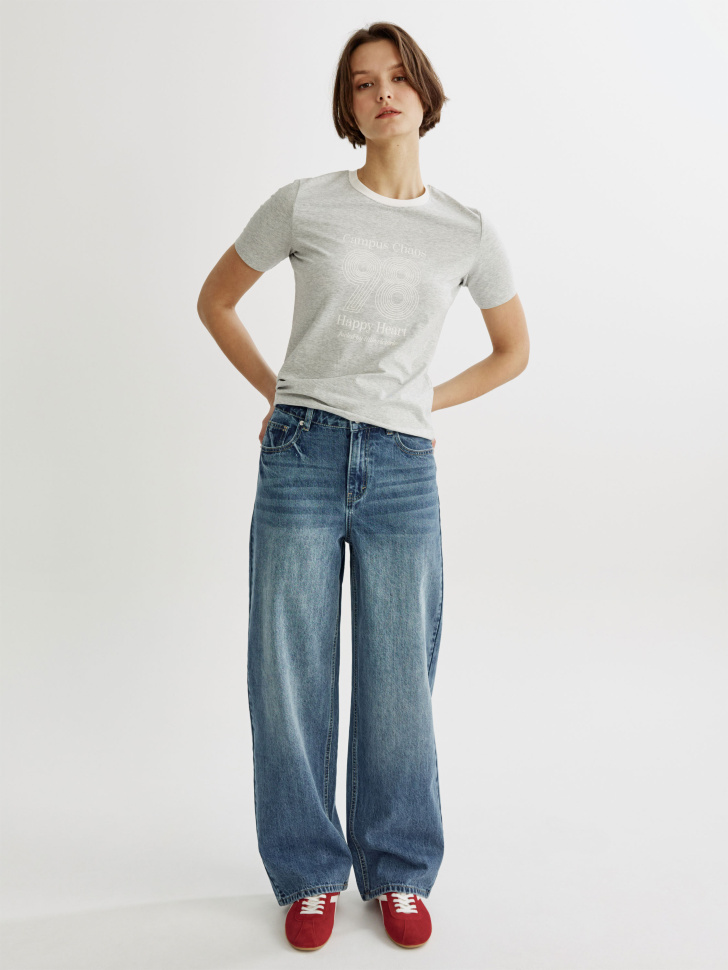 футболка приталенная с преппи-принтом от бренда sela вид слева