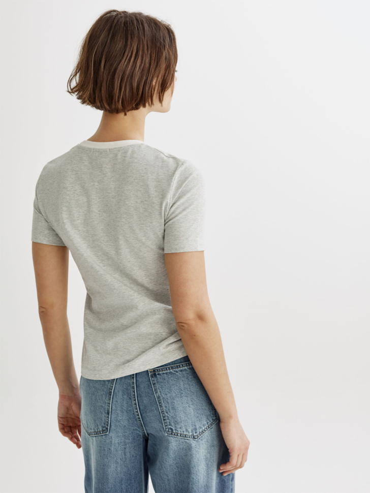 футболка приталенная с преппи-принтом по цене 1299 руб вид справа