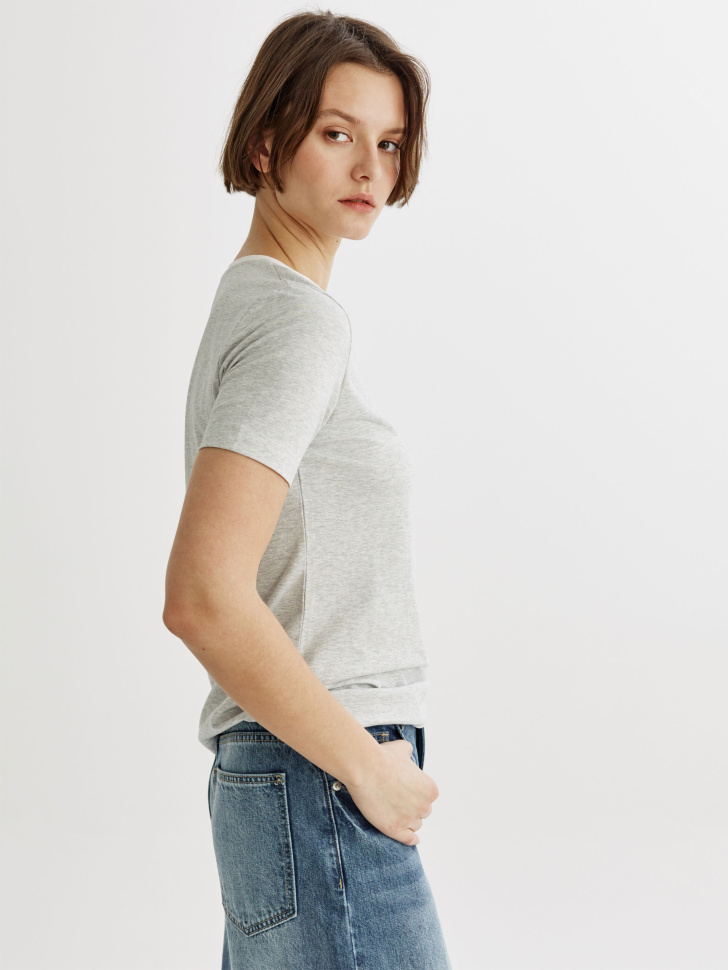 футболка приталенная с преппи-принтом из россии вид сбоку