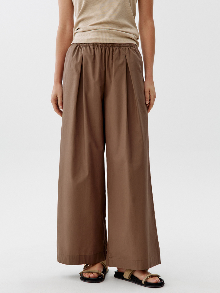 широкие брюки из хлопка со складками от бренда sela вид слева
