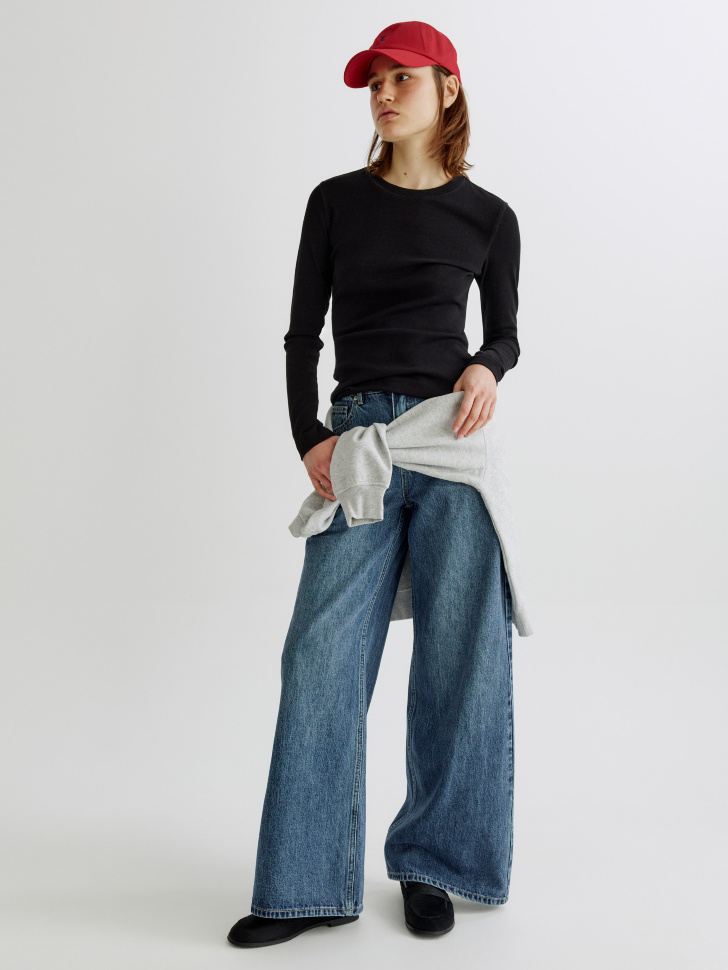 лонгслив приталенный в рубчик от бренда sela вид слева