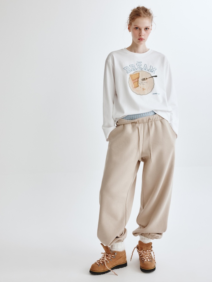 лонгслив с принтом из линейки  young из россии вид сбоку