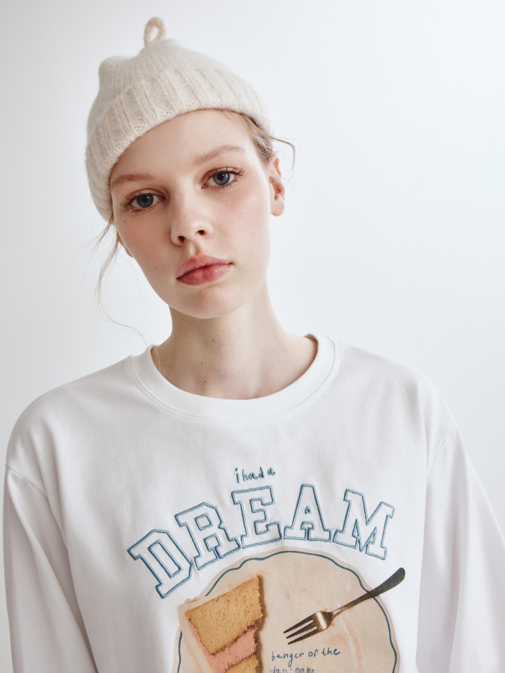 лонгслив с принтом из линейки  young по цене 2999 руб вид справа