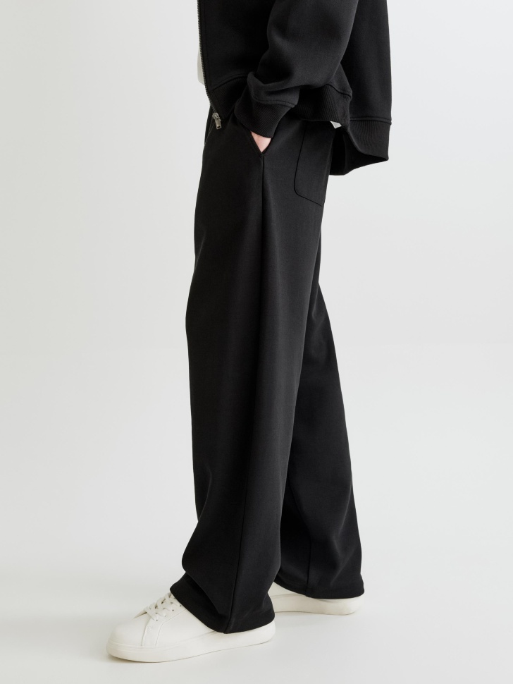 свободные трикотажные брюки по цене 3599 руб вид справа