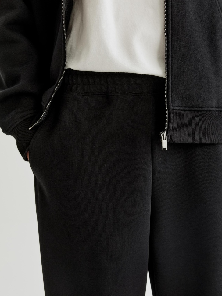 свободные трикотажные брюки из россии вид сбоку