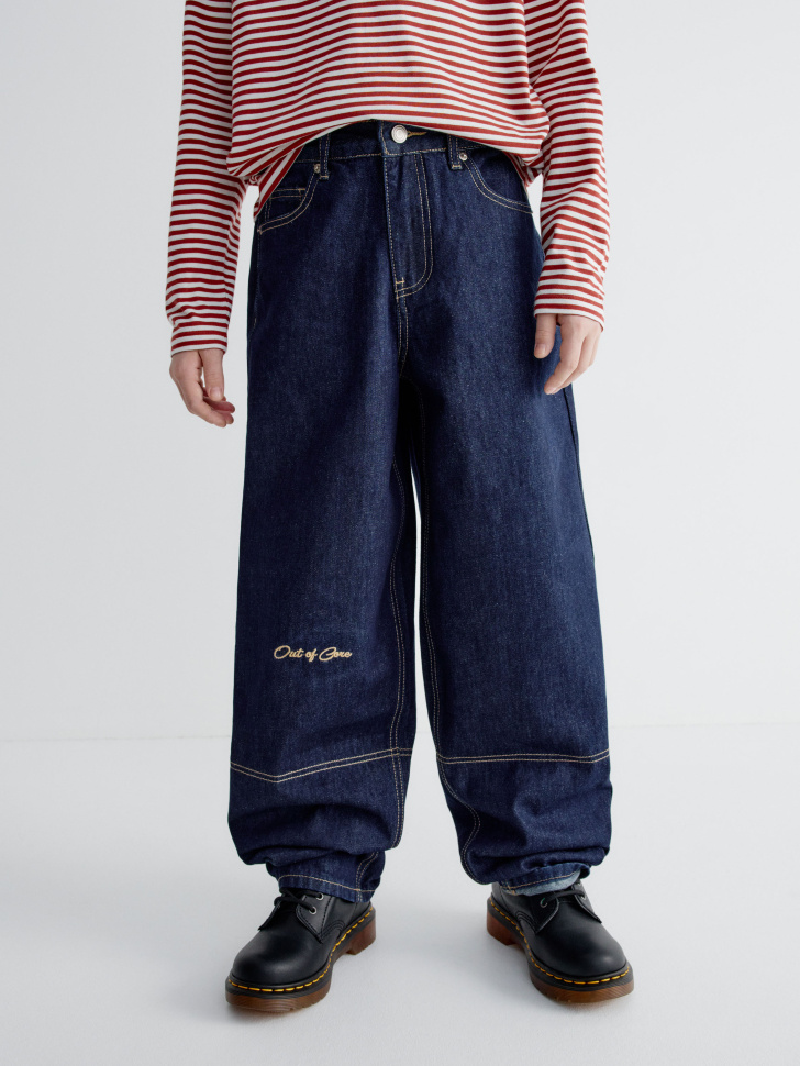 джинсы багги с вышивкой для мальчиков от бренда sela вид слева