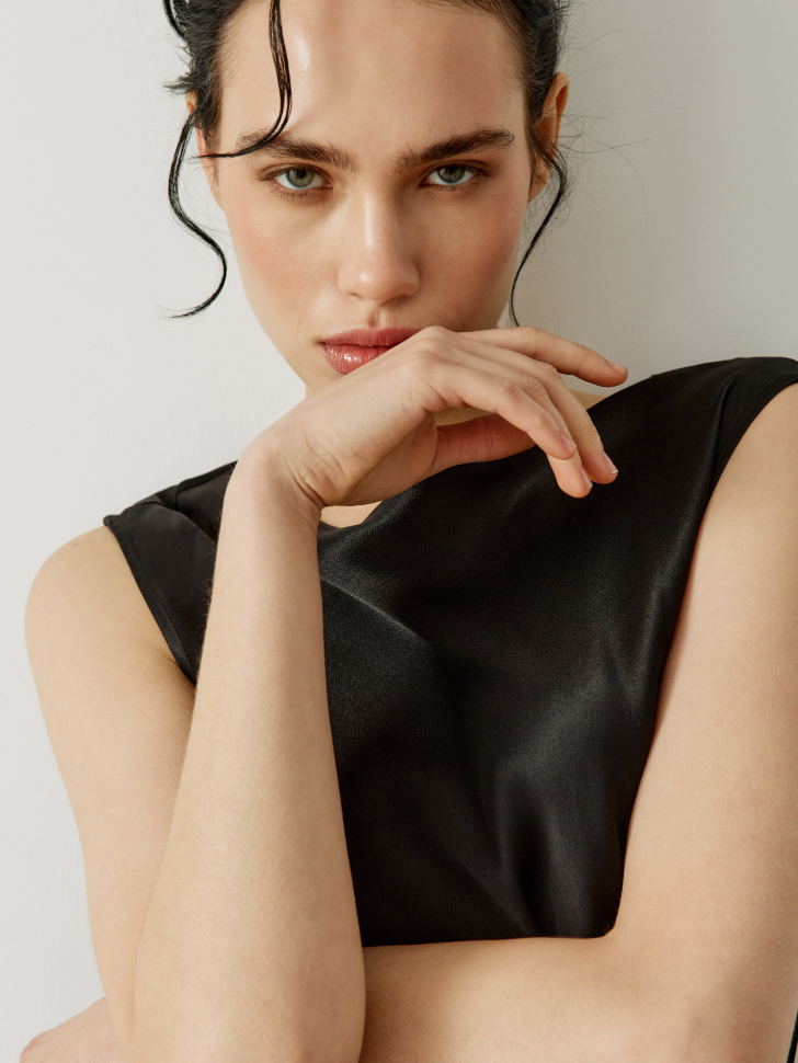 платье миди из вискозного сатина из вискозы спереди