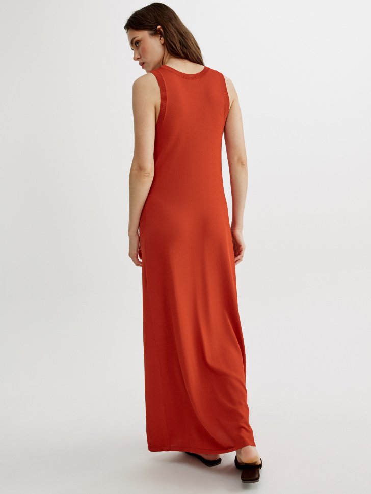 вязаное платье макси без рукавов из вискозы спереди