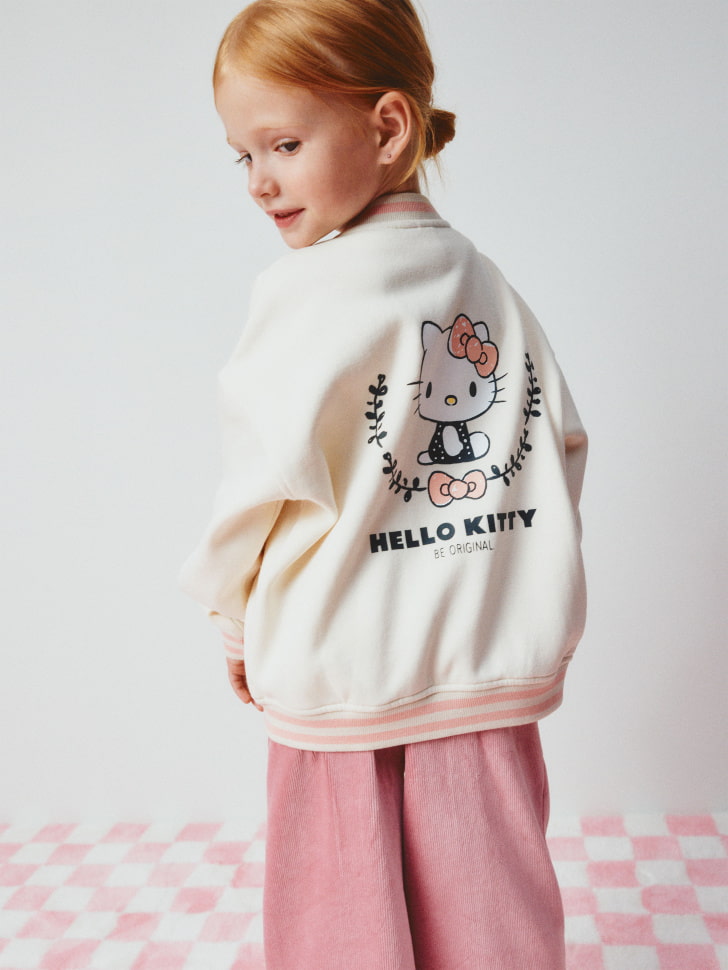 Бомбер в стиле преппи с Hello Kitty для девочек. Фото №3
