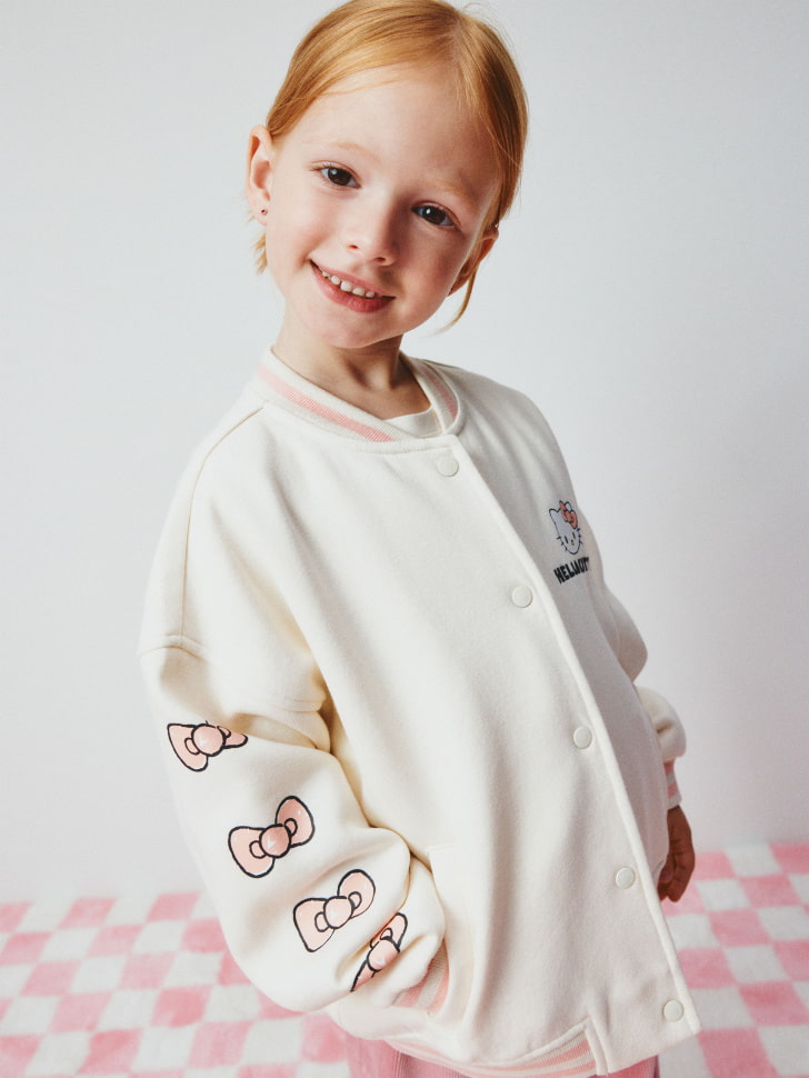 Бомбер в стиле преппи с Hello Kitty для девочек. Фото №4