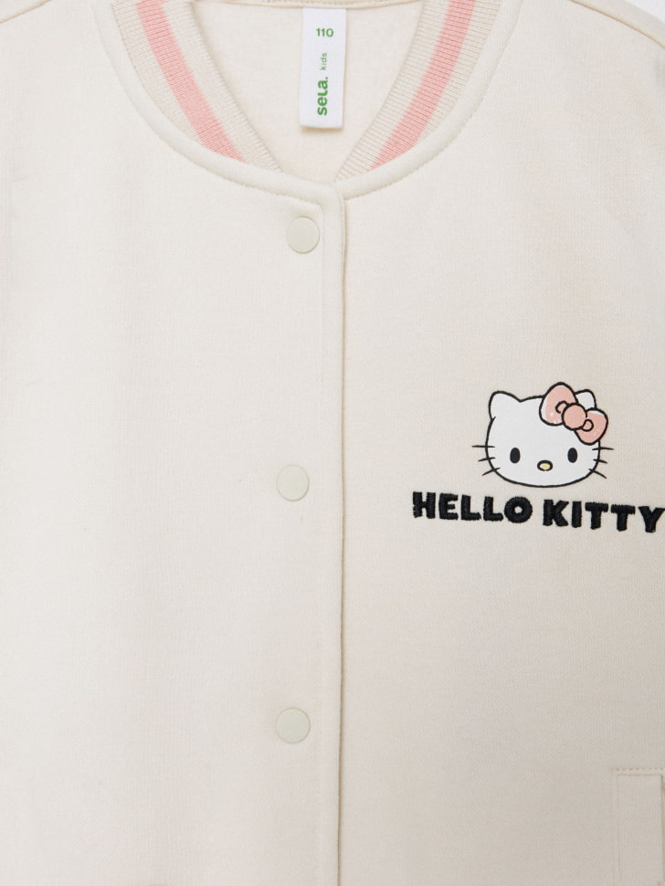 Бомбер в стиле преппи с Hello Kitty для девочек. Фото №7