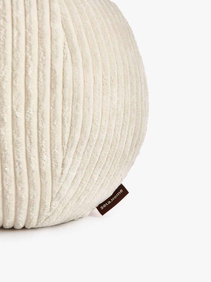 круглая декоративная подушка от бренда sela вид слева