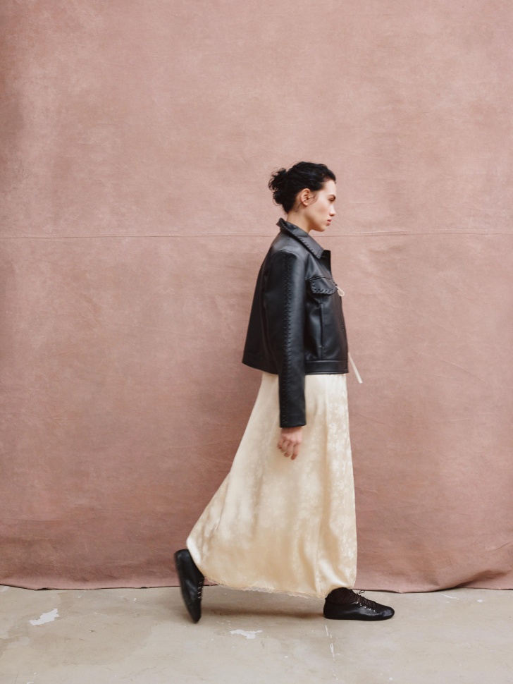 куртка из экокожи с декоративной шнуровкой от бренда sela вид слева