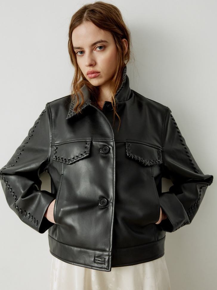 куртка из экокожи с декоративной шнуровкой из россии вид сбоку