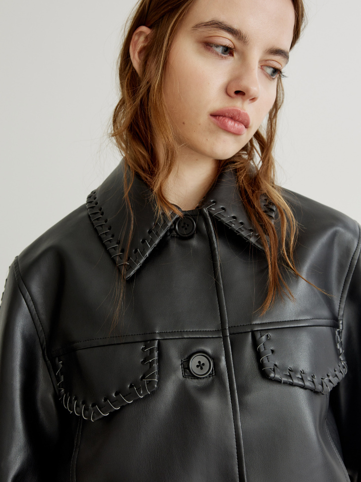 куртка из экокожи с декоративной шнуровкой из кожи спереди