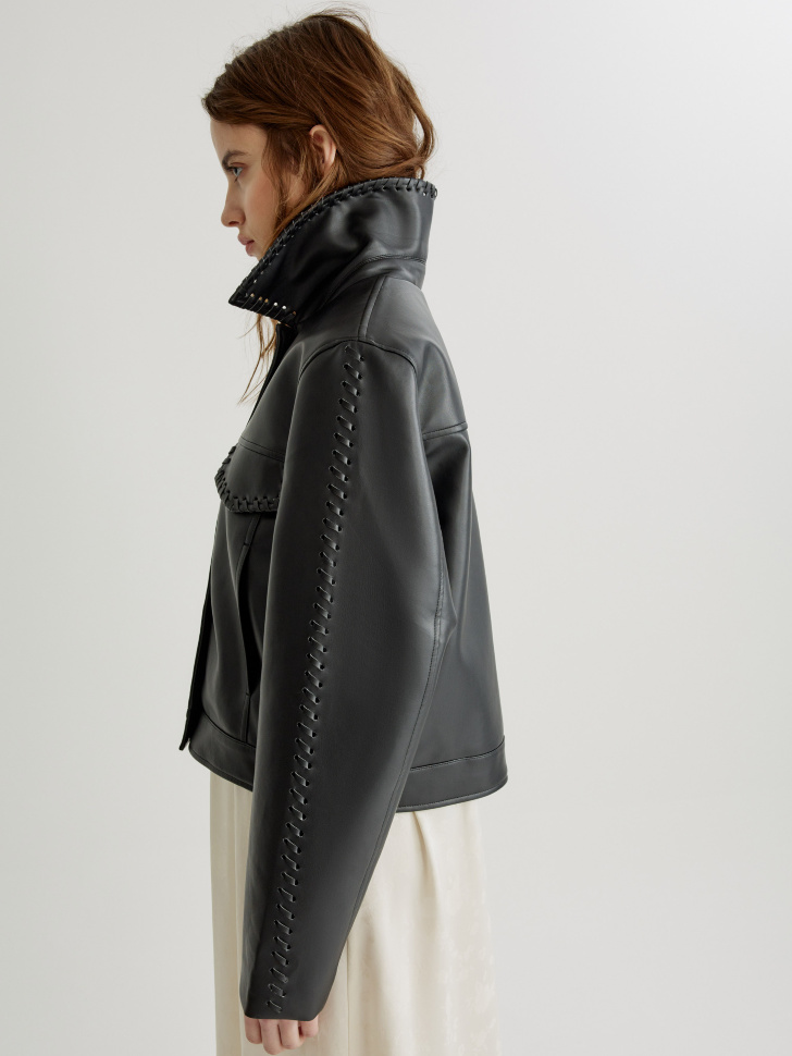 куртка из экокожи с декоративной шнуровкой универсального стиля с лицевой стороны