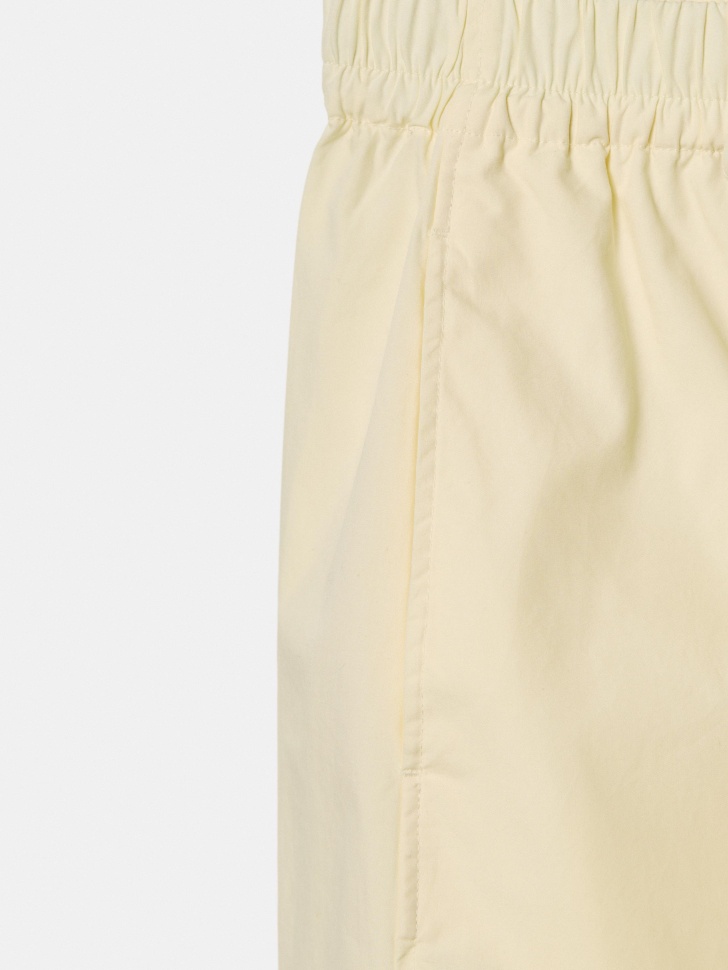 укороченные хлопковые брюки объемного силуэта из хлопка спереди