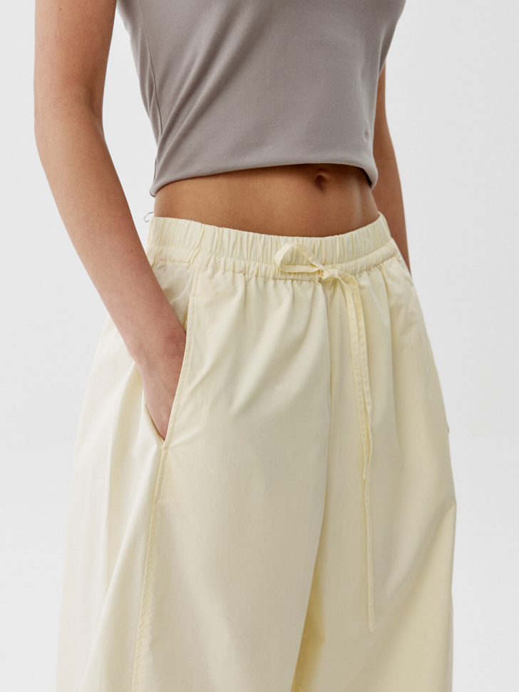 укороченные хлопковые брюки объемного силуэта от бренда sela вид слева