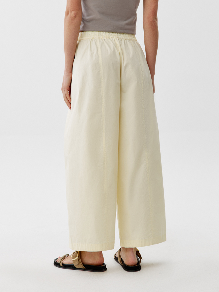 укороченные хлопковые брюки объемного силуэта по цене 3599 руб вид справа