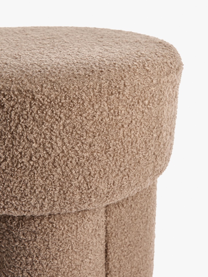 пуф с буклированной обивкой от бренда sela вид слева