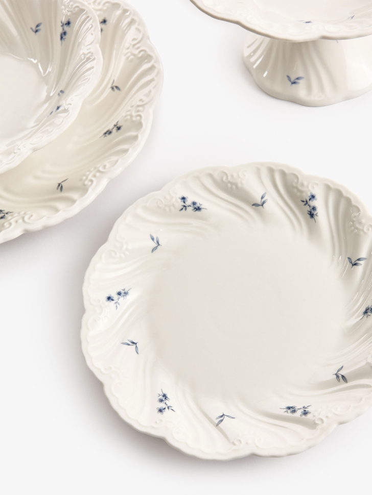 десертная тарелка из фарфора с рисунком от бренда sela вид слева