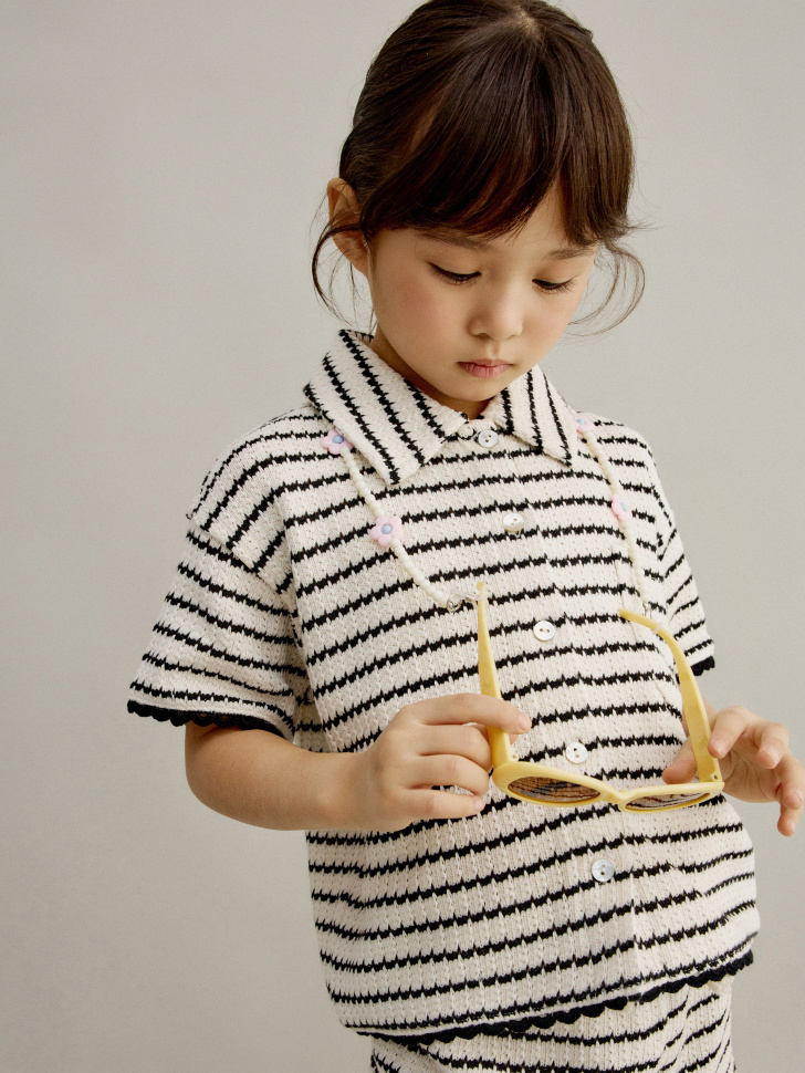 солнцезащитные очки в широкой оправе для девочек от бренда sela вид слева