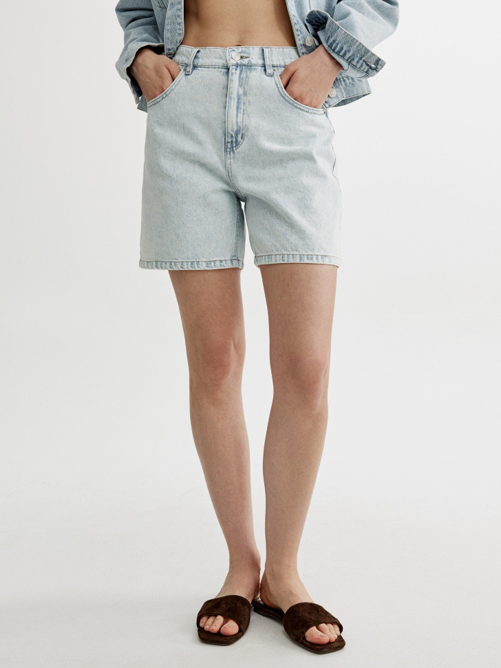 базовые джинсовые шорты со средней посадкой от бренда sela вид слева