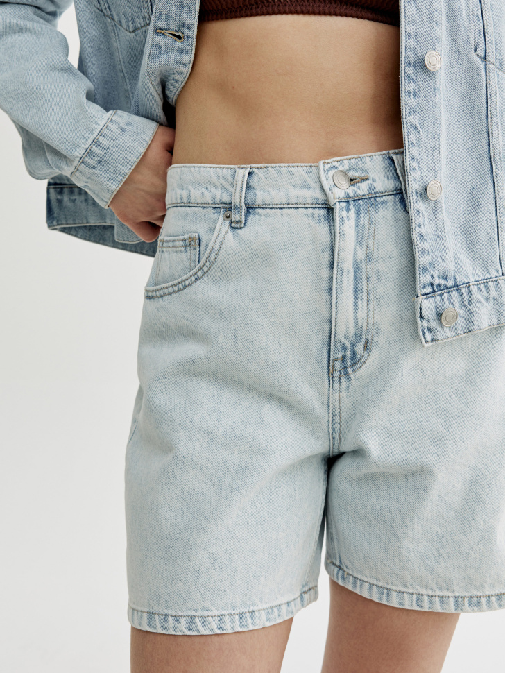 базовые джинсовые шорты со средней посадкой из россии вид сбоку