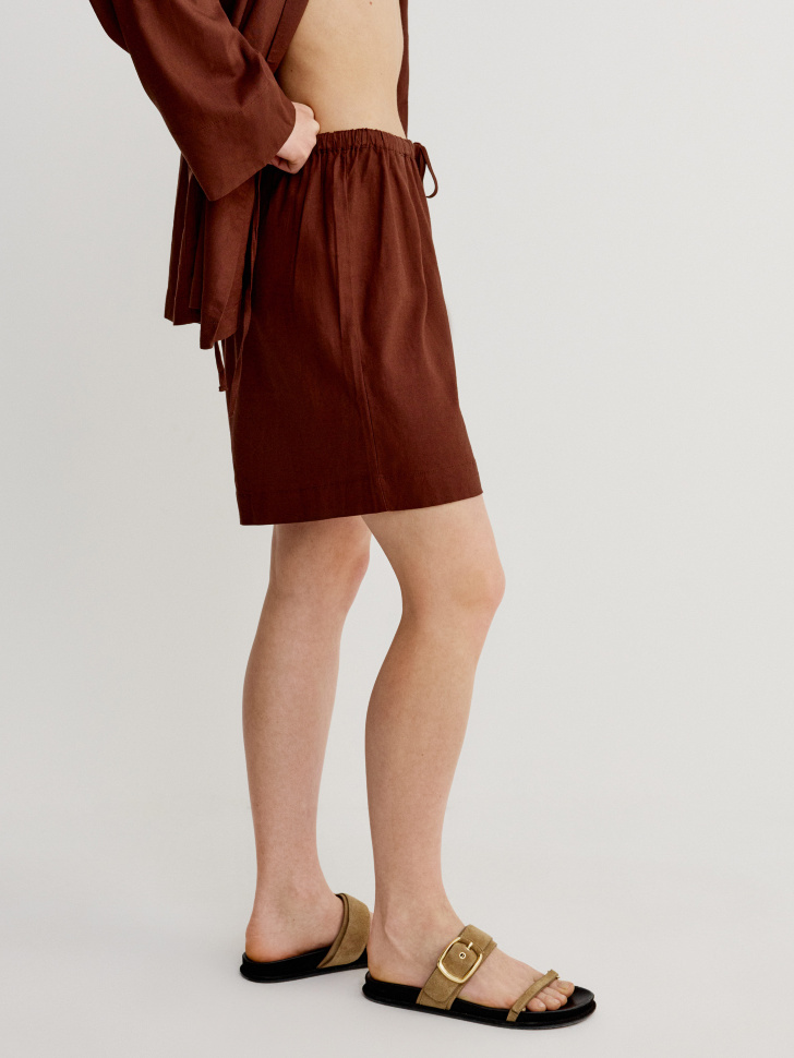 широкие шорты с содержанием льна из россии вид сбоку