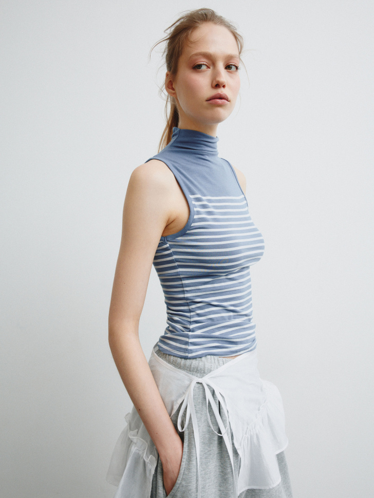 топ с воротником из смесового модала из линейки  young из россии вид сбоку