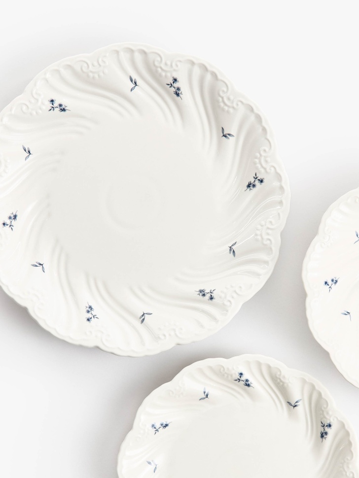 обеденная тарелка из фарфора с рисунком от бренда sela вид слева