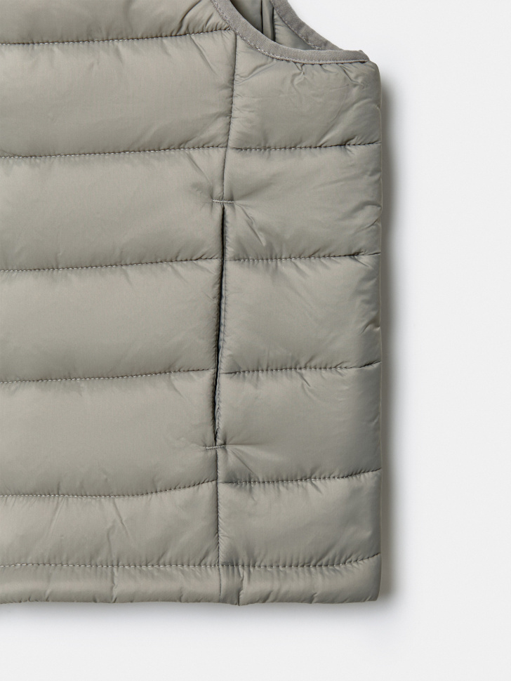 базовый стеганый жилет для мальчиков из проверенных материалов спереди