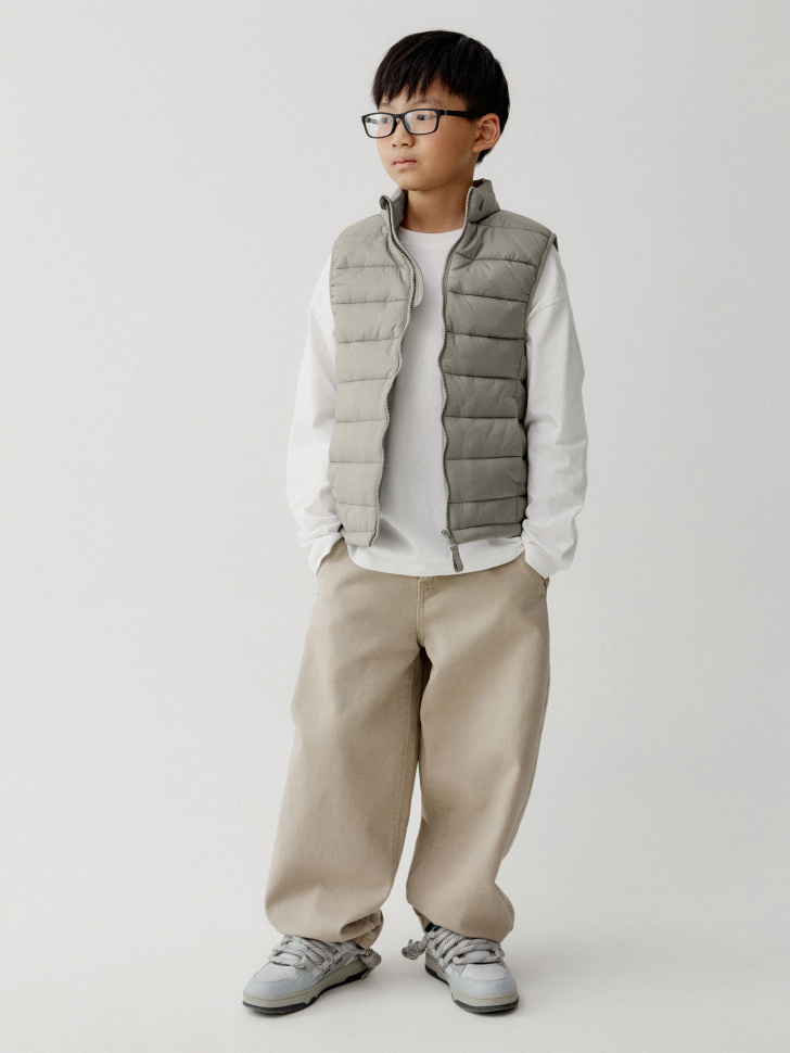 базовый стеганый жилет для мальчиков от бренда sela вид слева