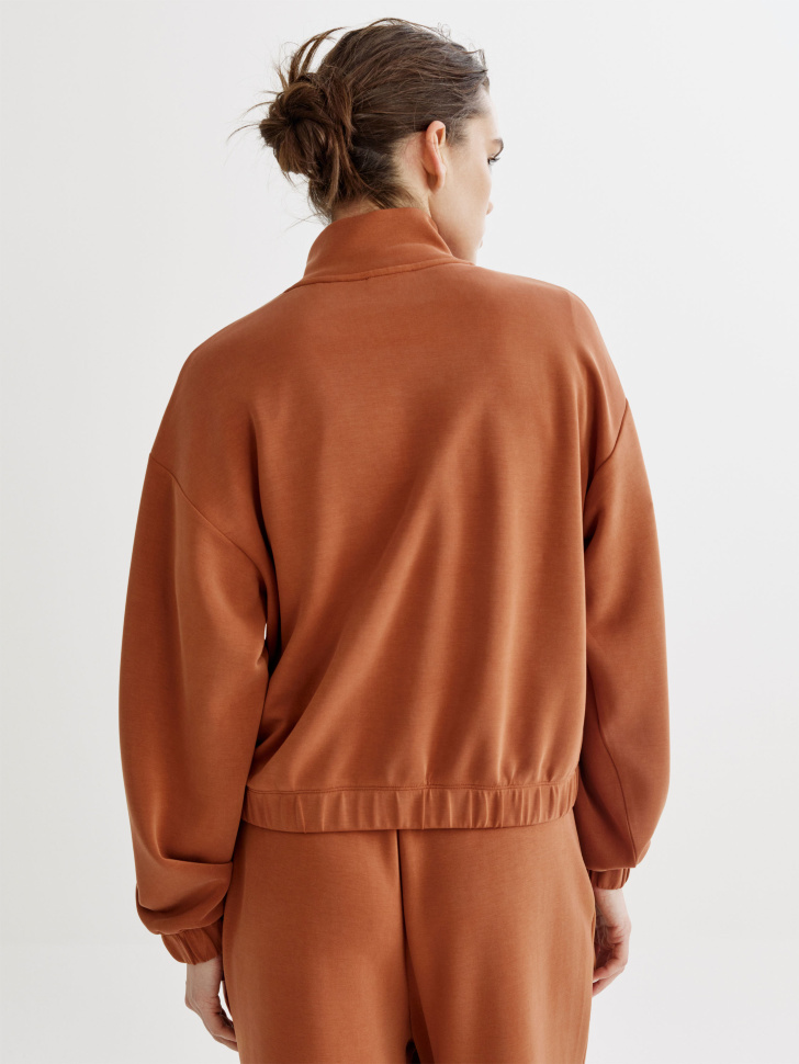 модаловый свитшот с высоким воротником на молнии по цене 3999 руб вид справа