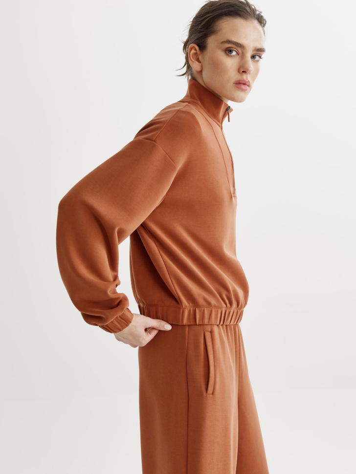 модаловый свитшот с высоким воротником на молнии из россии вид сбоку