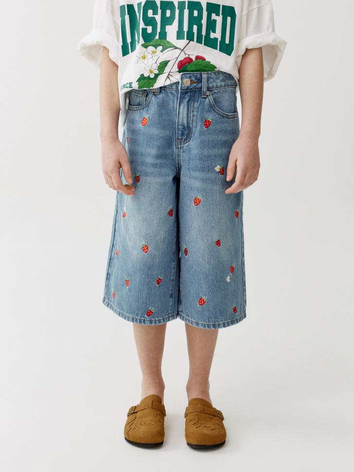 джинсовые шорты-бермуды с вышивкой для девочек от бренда sela вид слева