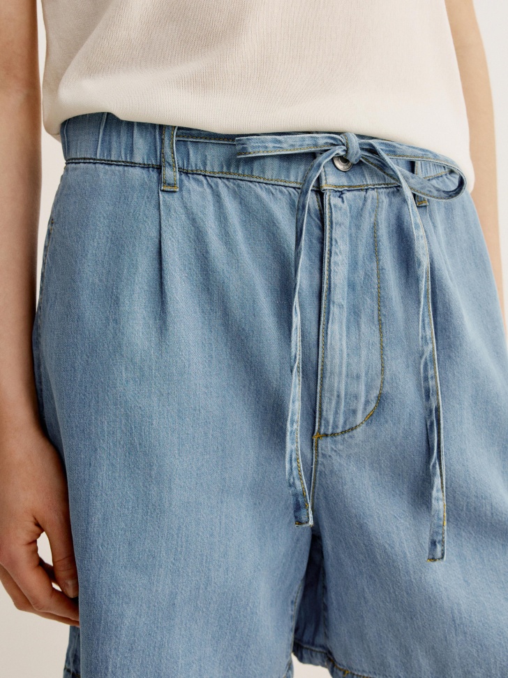 джинсовые шорты из смесового лиоцелла из россии вид сбоку