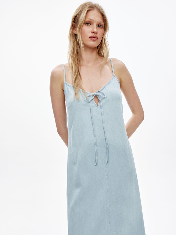 джинсовое платье макси на бретелях из смесового лиоцелла от бренда sela вид слева