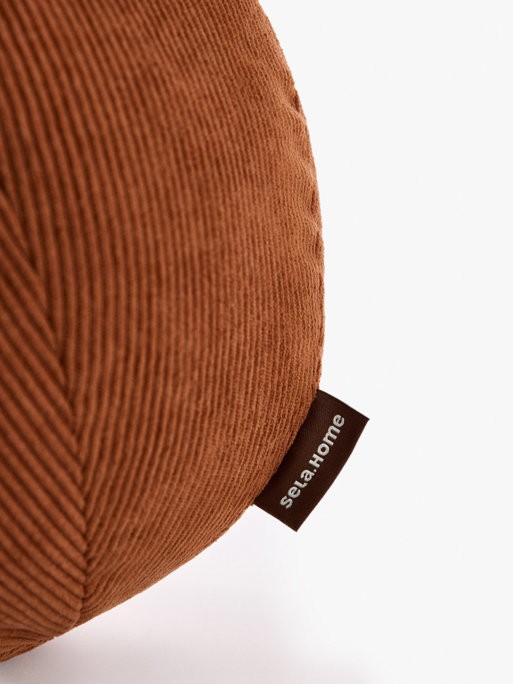 круглая декоративная подушка от бренда sela вид слева