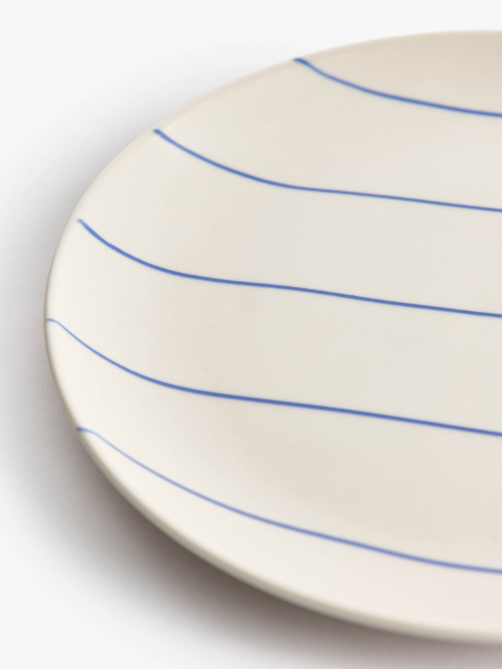десертная тарелка из каменной керамики в полоску от бренда sela вид слева