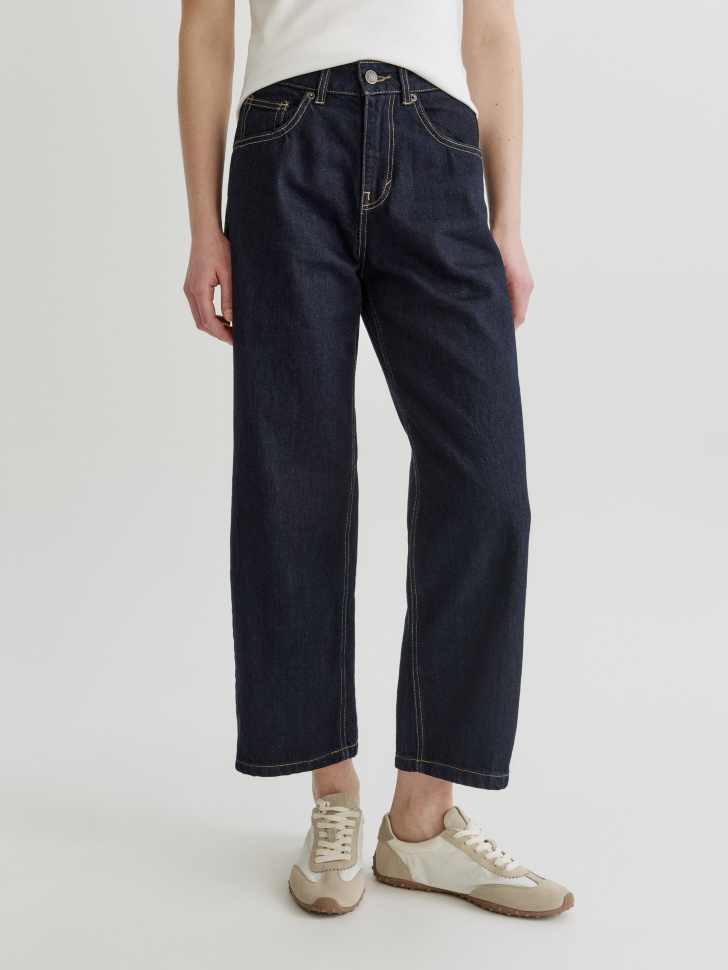 укороченные объемные джинсы со средней посадкой от бренда sela вид слева