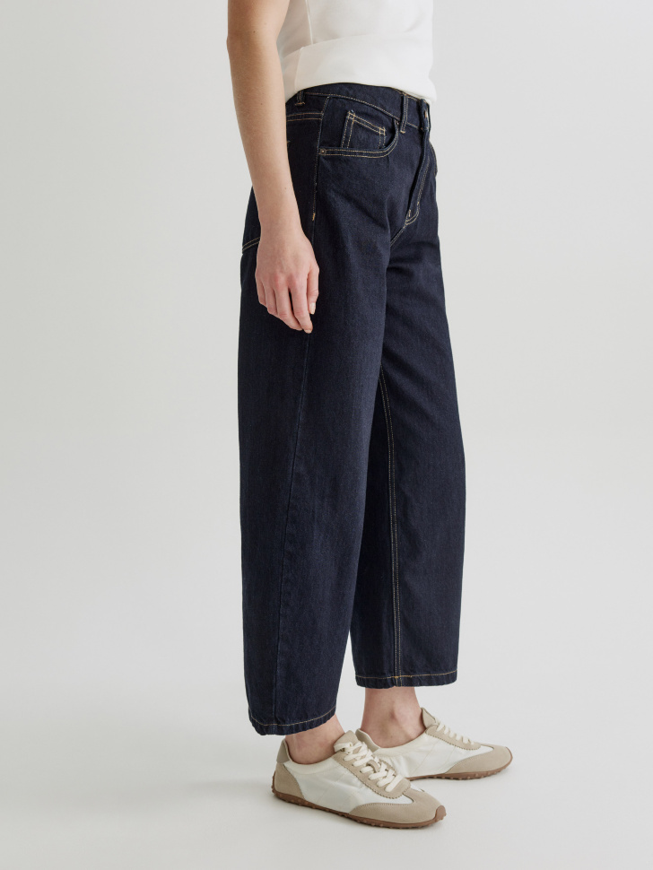 укороченные объемные джинсы со средней посадкой по цене 3599 руб вид справа