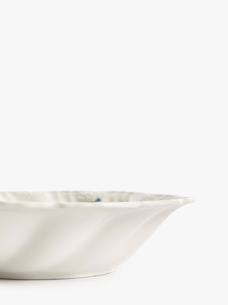 глубокая тарелка из фарфора с рисунком из россии вид сбоку