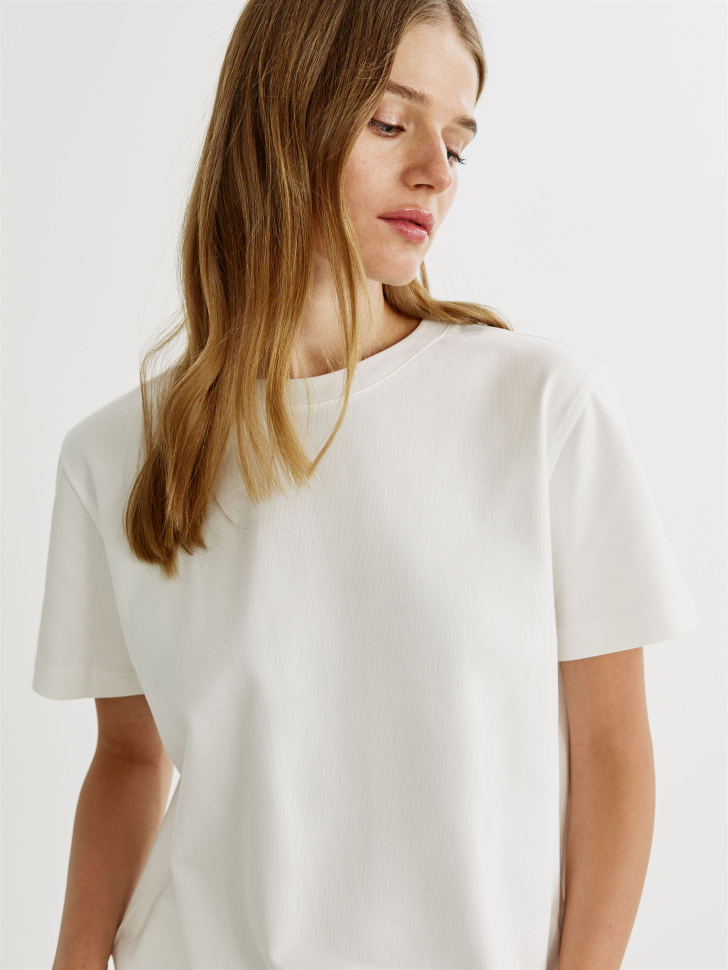 футболка оверсайз с отстрочками по цене 1299 руб вид справа