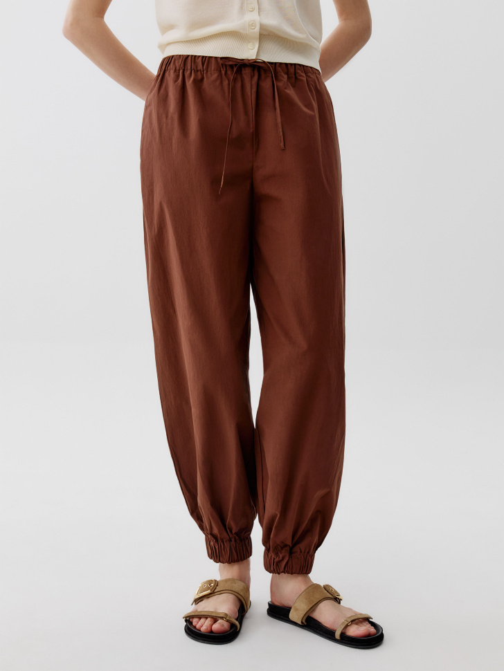 брюки-джоггеры из хлопка от бренда sela вид слева